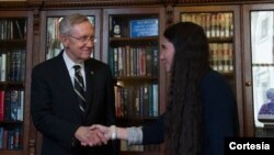 La Oficina de Intereses de Cuba afirma que Yoani Sánchez fue invitada "solo por unos pocos" miembros del Congreso durante su visita a EE.UU. En esta toma el senador Harry Reid da la bienvenida a la bloguera cubana.