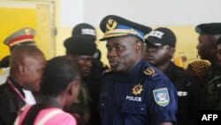 L'ancien chef de la police de Kinshasa, John Numbi, entre au tribunal le 27 janvier 2011. 