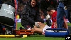 Zlatan Ibrahimovic de Manchester se fait soigner après une blessure lors du match de quart de finale de la Ligue européenne entre Manchester United et Andelercht au stade Old Trafford, à Manchester, Angleterre, 20 avril 2017.