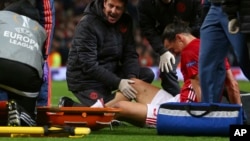 Zlatan Ibrahimovic de Manchester se fait soigner après une blessure lors du match de quart de finale de la Ligue européenne entre Manchester United et Andelercht au stade Old Trafford, à Manchester, Angleterre, 20 avril 2017.