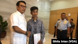 Kepala Staff Kepresidenan Moeldoko (kiri) dan Chaerul (kanan) pembuat pesawat rakitan dari barang bekas ketika ditemui di Kantor Staf Kepresidenan, Jakarta, Senin, 20 Januari 2020. (Foto: Ghita Intan/VOA).