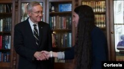 El senador demócrata Harry Reid, recibió a la bloguera cubana Yoani Sánchez en el Capitolio. [Foto: Oficina de Harry Reid]