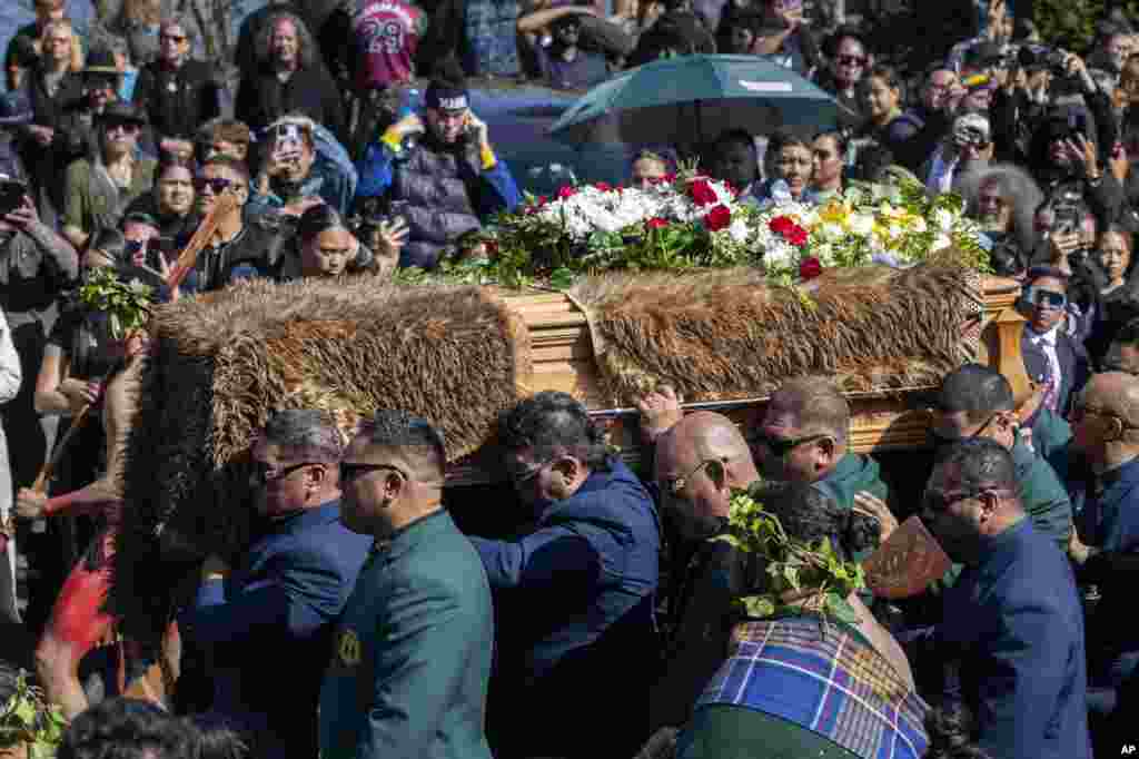 The coffin with the body of New Zealand&#39;s Maori King, Kiingi Tuheitia Pootatau Te Wherowhero VII, is carried up Taupiri Mountain for burial in Ngaruawahia, New Zealand.