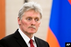 Juru bicara Kremlin Dmitry Peskov menghadiri pembicaraan Rusia-Armenia di sela-sela Forum Uni Ekonomi Eurasia di Istana Grand Kremlin di Moskow, Rusia, Kamis, 25 Mei 2023. (Foto: via AP)