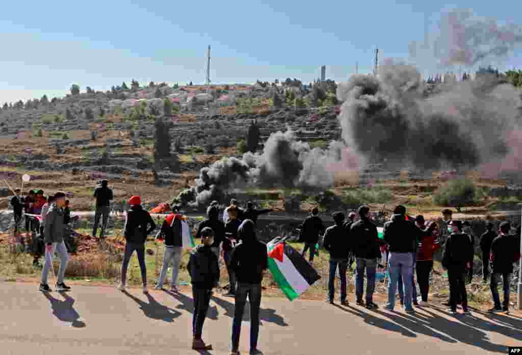 요르단강 서안지구 알비레의 유대인 정착촌 파스곳 근방에서 팔레스타인인들이 마이크 폼페오 미국 국무장관의 정착촌 방문에 반대하는 시위를 벌였다. 