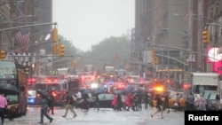 Mituka ya lisalisi ya lombango nsima ya bokweyi ya hélicoptère na Manhathan, New York, 10 juin 2019.