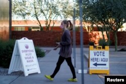 애리조나주 피닉스 시내 사전 투표장에 유권자가 입장하고 있다. (자료사진)
