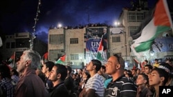 Palestinians, gathered in central Ramallah September 23, 2011, watching a broadcast of President Mahmoud Abbas' speech at the United Nations in New York.