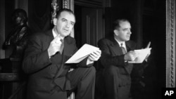 <div class="text-wrap tlid-copy-target">
<div class="result-shield-container tlid-copy-target" tabindex="0"><span class="tlid-translation translation" lang="az"><span title="">Niderland kralı Villem-Aleksander Margraten şəhərindəki Hollandiya Amerika qəbiristanlığında&nbsp; dəfn edilən 10 000&nbsp; İkinci Dünya Müharibəsində həlak olan əsgərin xatirəsini bir dəqiqəlik sükutla yad edir.</span></span></div>
</div>
<div class="tlid-result-transliteration-container result-transliteration-container transliteration-container">
<div class="tlid-transliteration-content transliteration-content full">&nbsp;</div>
</div>
