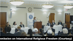 美国国际宗教自由委员会(USCIRF)在国会山发布2026年度报告，委员会主席维姬·哈茨勒(Vicky Hartzler，中间站立者)致辞。（2026年3月4日)