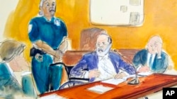 En este boceto, Harvey Weinstein (centro) se enfrenta a víctimas sentadas en primera fila en una sala de tribunal de Manhattan, el 11-3-20, en Nueva York. Weinstein fue sentenciado a 23 años de prisión.