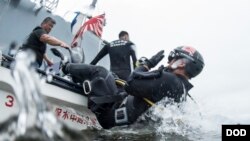 日本海上自衛隊員在2016年印度、日本和美國聯合海上演習期間跳入水中。