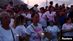 7 Ağustos 2019, El Paso, Texas'ta Walmart'ta düzenlenen silahlı saldırının dört gün sonrasında anmalar devam ederken