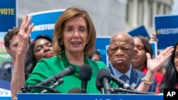 UNkosikazi Nancy Pelosi, D-Calif., uRep. Terri Sewell, D-Ala., loRep. John Lewis, D-Ga., bakhuluma lentathelizindaba eCapitol Hill. 