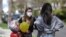 Une femme nommée Lily Haines (G) discute avec son amie, Ella Davis, tout en respectant la distance sociale; alors que la propagation de la maladie à coronavirus (COVID-19) continue, à Los Angeles, Californie, États-Unis, le 8 avril 2020. REUTERS / Lucy Nicholson