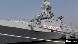 印度海军人员登上新建的军舰。