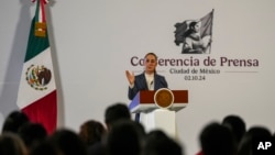 ARCHIVO: La presidenta de México, Claudia Sheinbaum, durante una de sus conferencias de prensa matitunas el 2 de octubre de 2024 en la Ciudad de México.