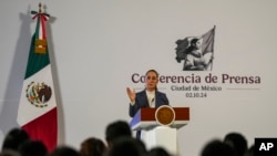 ARCHIVO - La presidenta mexicana, Claudia Sheinbaum, ofrece una conferencia de prensa desde el Palacio Nacional en la Ciudad de México, el 2 de octubre de 2024. Foto AP/Fernando Llano.