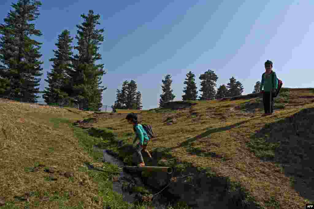 پہاڑی علاقہ ہونے کی وجہ سے یہاں راستے کافی دشوار گزار ہیں۔