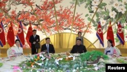 김정은(가운데 오른쪽) 북한 국무위원장과 시진핑(가운데 왼쪽) 중국 국가주석 내외가 지난 6월 평양 목란관에서 만찬을 함께하고 있다.