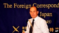 Former Olympus CEO and President Michael Woodford talks to reporters in Tokyo, Japan November 25, 2011