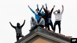 Para tahanan di Lapas San Vittore, di Milan, Italia, memprotes aturan baru untuk terkait wabah virus corona, termasuk penangguhan kunjungan kerabat, Senin, 9 Maret 2020.