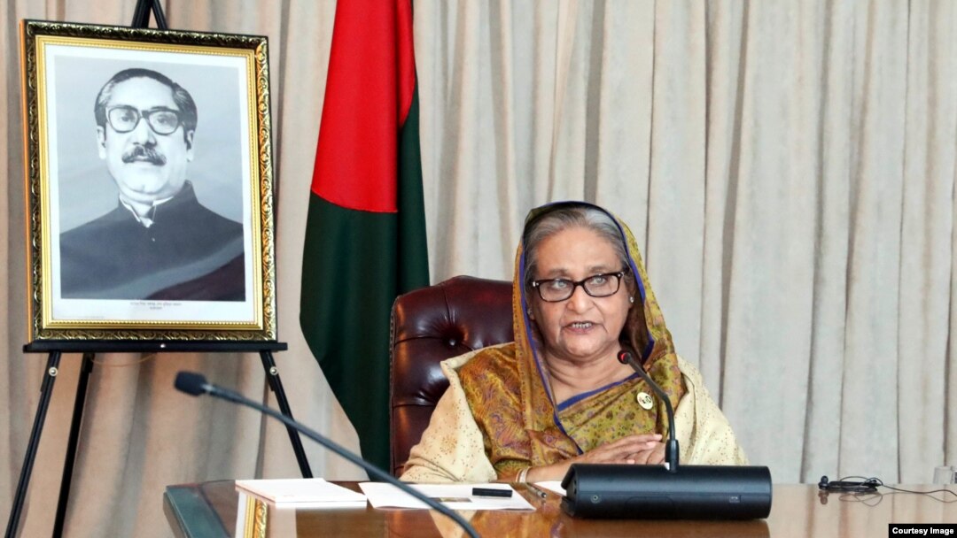 په شیخ حسینه باندې تور دی چې پخپله پېنځلس کلنه دوره کې یې په آمرانه توګه واک چلولی دی