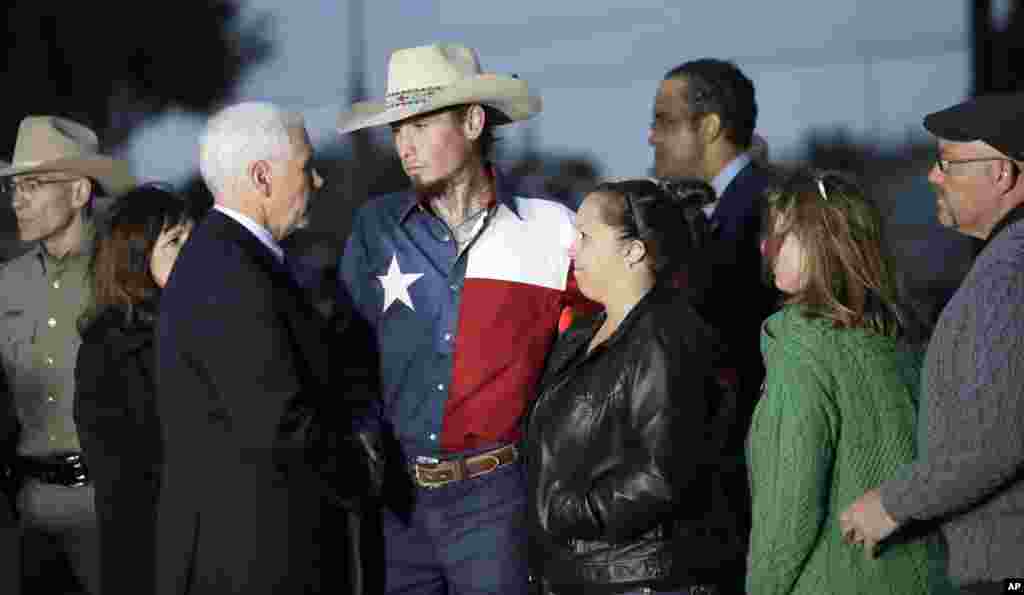 دیدار مایک پنس، معاون ریاست جمهوری آمریکا با خانواده های قربانیان تیراندازی مرگبار که در کلیسایی تگزاس که ۲۶ کشته برجای گذاشت.