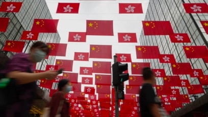 Cờ Trung Quốc và cờ Hong Kong được treo tại một khu buôn bán ở Hong Kong để kỷ niệm 24 năm ngày Anh trao trả cựu thuộc địa này cho Trung Quốc.