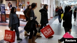 Người tiêu dùng Mỹ đang mua sắm ở một trung tâm thương mại ở New York. Chi tiêu của người tiêu dùng là nhân tố chính quyết định sức khỏe của kinh tế Mỹ