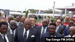 Le président de la République démocratique du Congo Joseph Kabila, à droite, contemple la maquette d'une nouvelle aérogare, en compagnie de quelques membres du gouvernement, à l'aéroport international de N'Djili-Kinshasa, 2 mai 2018. (VOA/Top Congo FM).