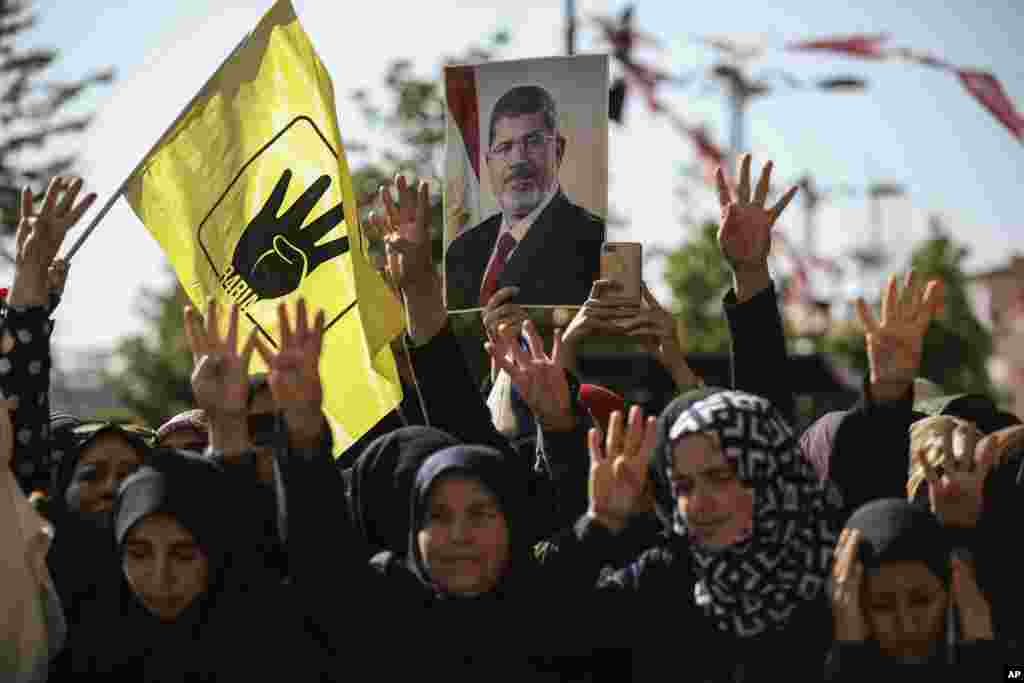 گروهی از حامیان اردوغان در مراسمی که او برای محمد مرسی گرفت، عکس های او را به دست گرفتند. مرسی ۶۷ ساله که در زندان بود، دیروز در دادگاهی در مصر ناگهان بیهوش شد و درگذشت. 