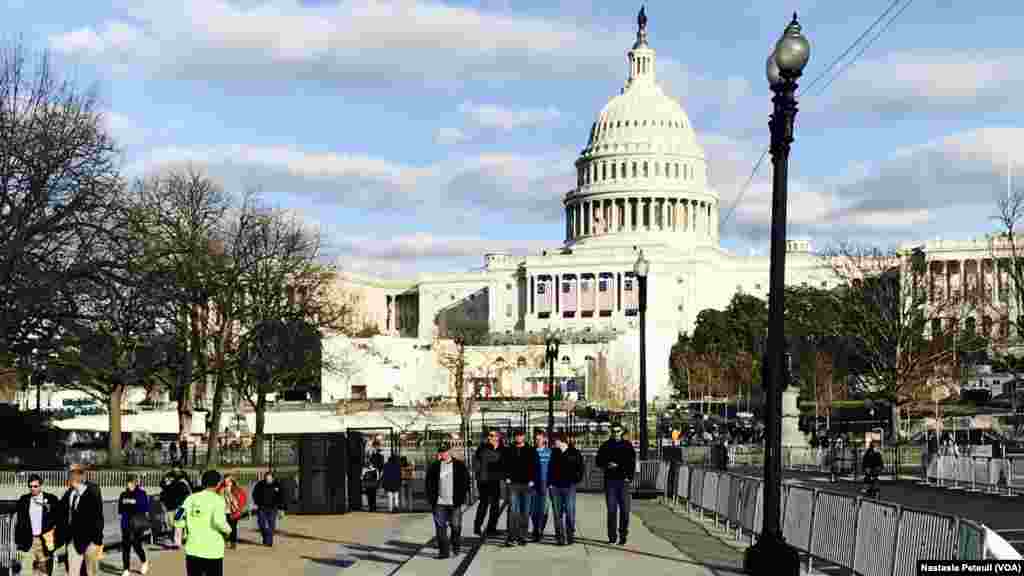 Tout le périmètre est sécurisé autour du Congrès où les visiteurs peuvent venir jusqu'à jeudi soir, à Washington DC, le 18 janvier 2017. (VOA/Nastasia Peteuil)