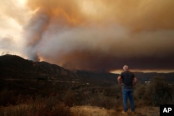 Tim Grant observa un incendio en el Bosque Nacional Cleveland en California el 8 de agosto de 2018.
