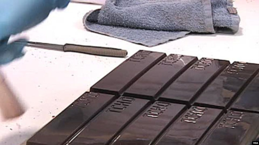Proses akhir pembuatan permen coklat Tcho sebelum dipotong dan dikemas.