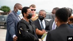암살된 조브넬 모이즈 아이티 대통령의 미망인 마르티네 모이즈 여사가 17일 아이티 수도 포르토프랭스에 도착했다. 