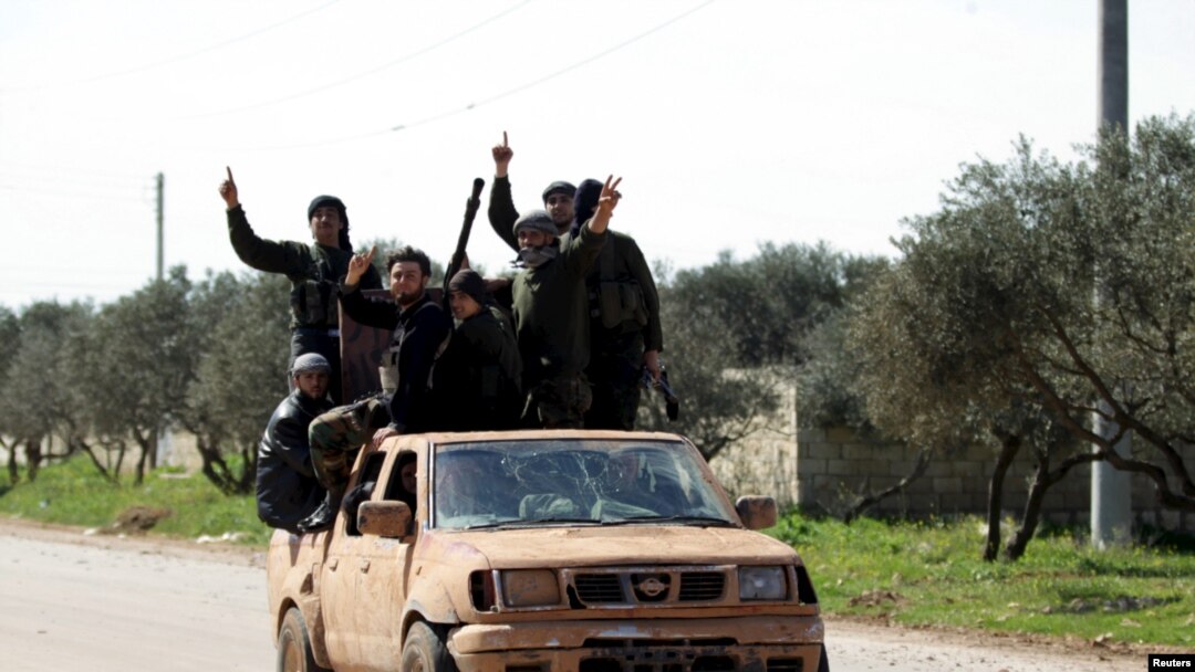 Kelompok pemberontak Suriah Ahrar al-Sham di mobil bak terbuka di barat laut kota Idlib, 26 Maret 2015. (Foto: dok.)