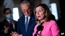 ARCHIVO - La presidente de la Cámara Baja de EE.UU., Nancy Pelosi y el líder de la minoría demócrata en el Senado, Chuck Schumer habla con periodistas el viernes 7 de agosto de 2020.