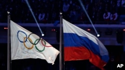 Le drapeau olympique et le drapeau russe aux Jeux Olympiques de Sotchi en Russie, en 2014.