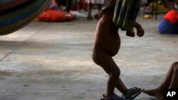 Una niña de la tribu warao de Venezuela juega en una hamaca en un refugio de Paracaima, el principal punto de entrada de venezolanos al estado nororiental brasileño de Roraima. 