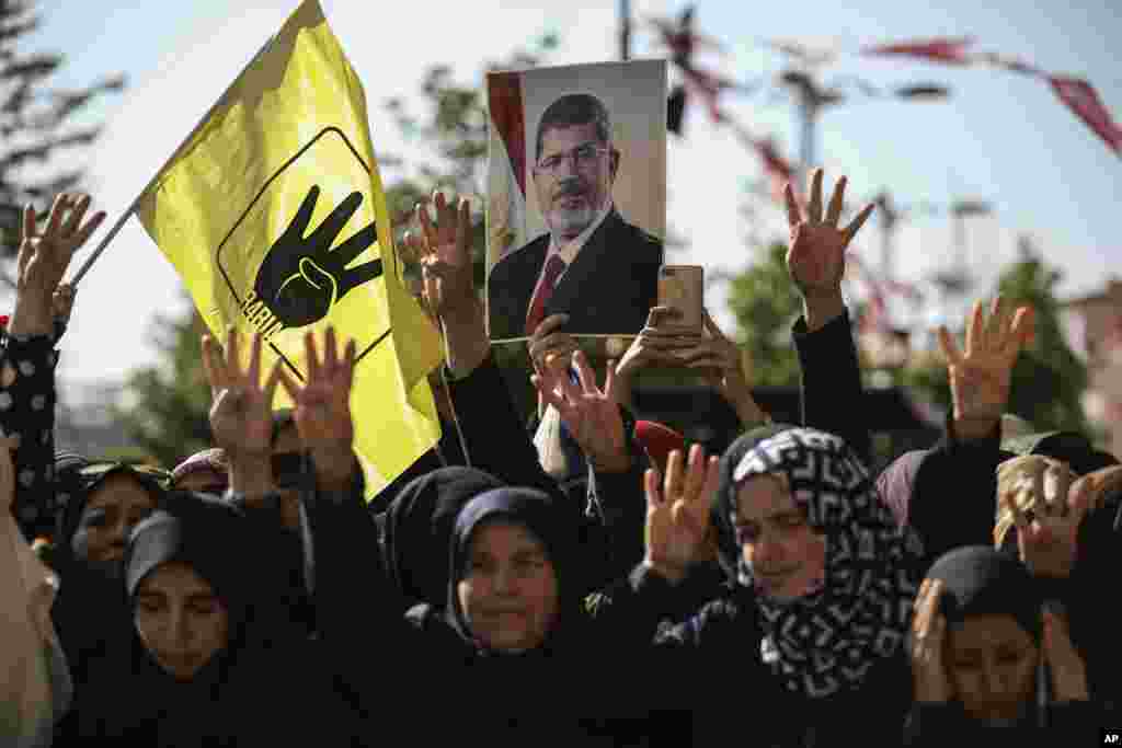 گروهی از حامیان اردوغان در مراسمی که او برای محمد مرسی گرفت، عکس های او را به دست گرفتند. مرسی ۶۷ ساله که در زندان بود، دیروز در دادگاهی در مصر ناگهان بیهوش شد و درگذشت.&nbsp;