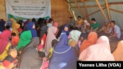 Para perempuan pemilik usaha mikro yang terdampak bencana alam dalam kegiatan penyerahan bantuan dana dari YSKK dan Child Fund Internasional di Huntara Duta Indah, Layana Indah, Palu, Kamis, 4 Juli 2019. (Foto:Yoanes Litha/VOA)