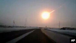 Hoton wannan dutse lokacin da yayi bindiga wanda wani mutumi ya dauka daga cikin motarsa a kan hanyar zuwa Chelyabinsk, Jumma'a 15 Fabrairu 2013