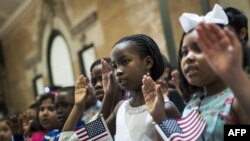 Anak-anak diambil sumpahnya sebagai warga negara AS setelah menjalani proses naturalisasi di Kebun Binatang Bronx, New York, 5 Mei 2017.