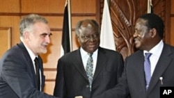 Kenyan President Mwai Kibaki (C) and Kenyan PM Raila Odinga (R) greeting the Chief Prosecutor for the International Criminal Court, Luis Moreno-Ocampo (L), ahead of their meeting in Nairobi, 05 Nov 2009.