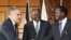 Kenyan President Mwai Kibaki (C) and Kenyan PM Raila Odinga (R) greeting the Chief Prosecutor for the International Criminal Court, Luis Moreno-Ocampo (L), ahead of their meeting in Nairobi, 05 Nov 2009 (Kenyan Presidential press service office)