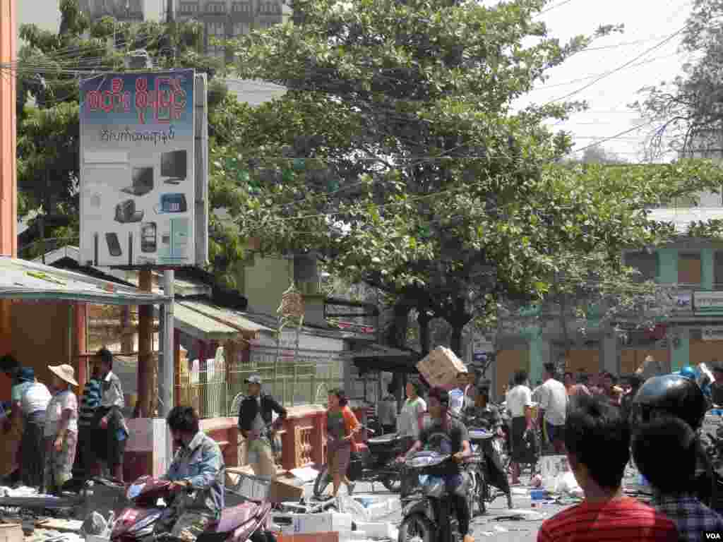 Looters taking away items from a shop at Meikhila, Burma. This photo was sent by Ronnie Nyein, VOA Burmese stringer from the ground situation, Meikhitla, where the violent clashes are happening.