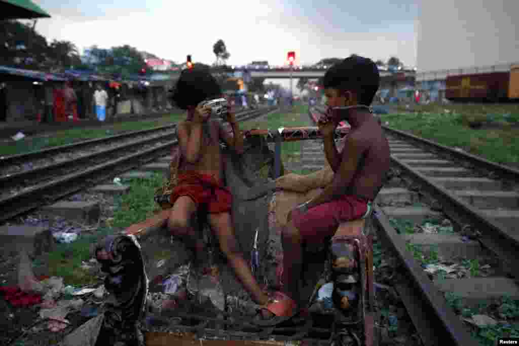 방글라데시 다카에서 아이들이 작동하지 않는 카메라를 가지고 놀고 있다.