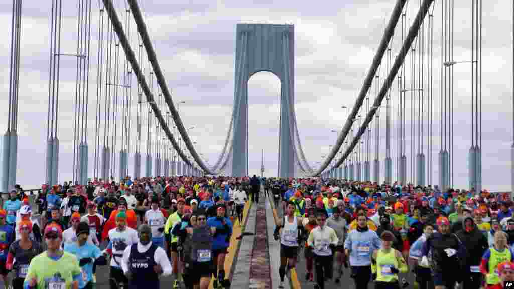 Les coureurs traversent le pont Verrazano-Narrows au début du marathon de New York, le 2 novembre 2014, à New York. 