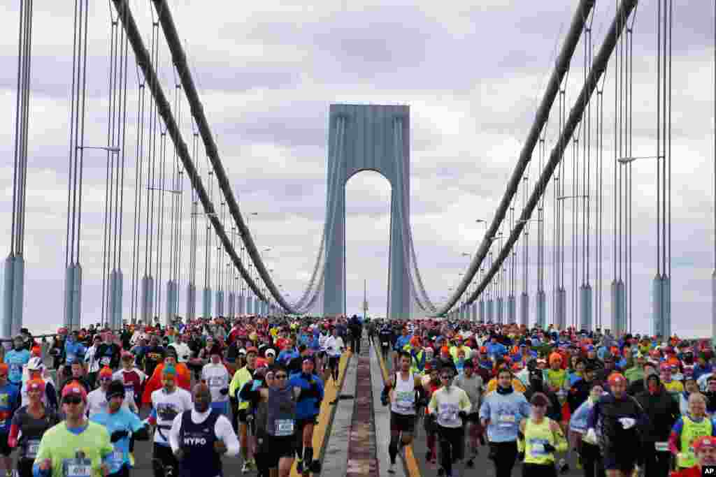 Runners cross the Verrazano-Narrows Bridge at the start of the New York City Marathon in New York. 